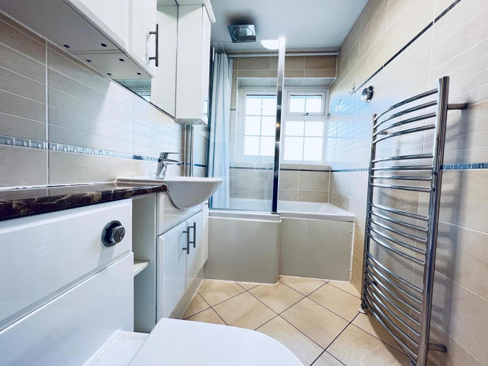 Elegant Room In Stylish House ميلتون كينيز المظهر الخارجي الصورة